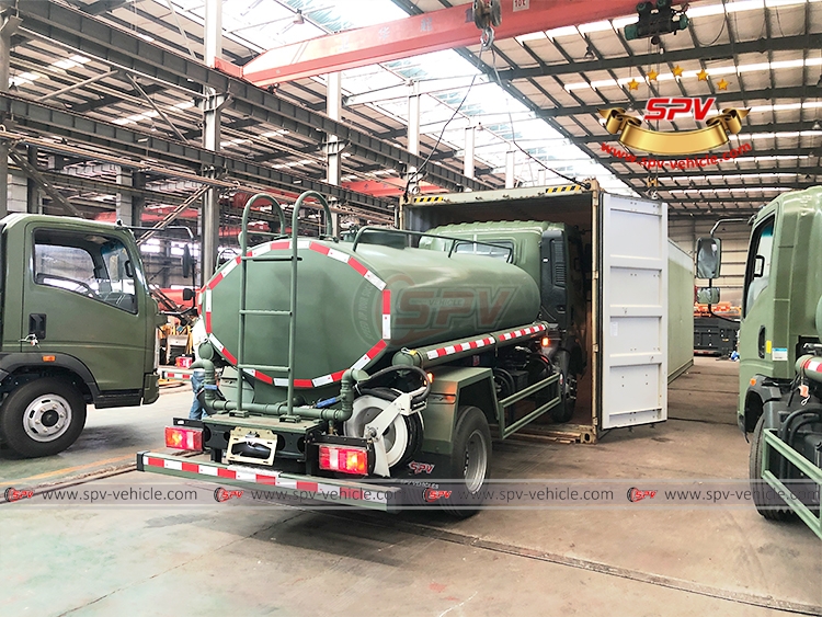 4,000 Litres Water Spraying Truck Sinotruk - Loading
